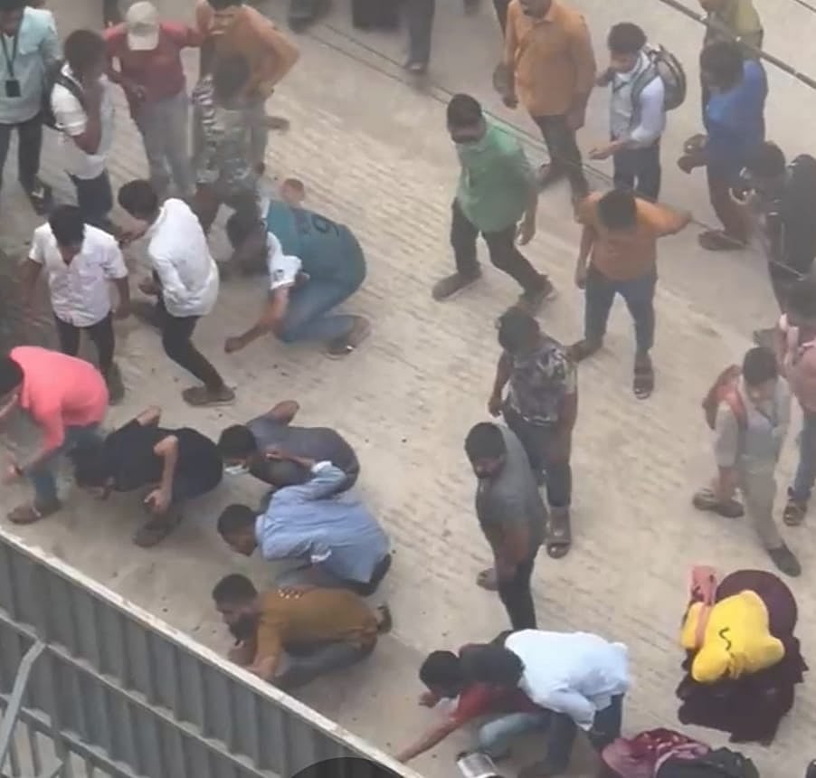 সিইপিজেডে একটি কারখানার দুই পক্ষের শ্রমিকদের মধ্যে সংঘর্ষের ঘটনা ঘটে। আজ সকালে