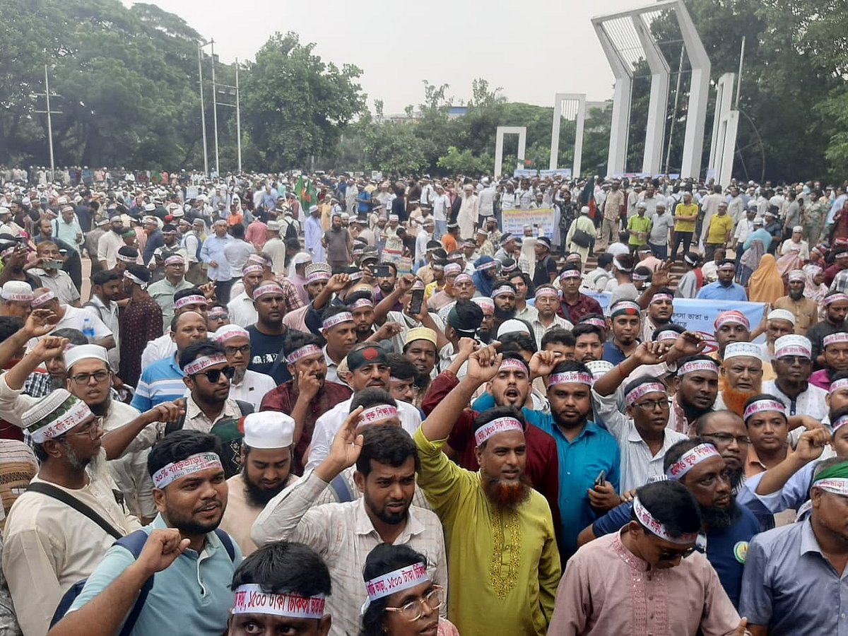 রাজধানীর কেন্দ্রীয় শহীদ মিনারে আন্দোলনরত বেসরকারি শিক্ষাপ্রতিষ্ঠানের এমপিওভুক্ত শিক্ষক-কর্মচারীরা। আজ বৃহস্পতিবার দুপুর সাড়ে ১২টার দিকে