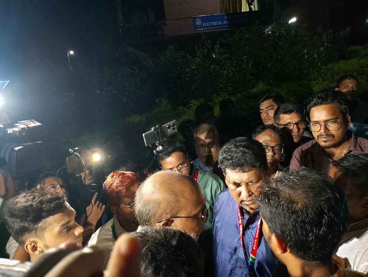 অনিয়মের অভিযোগ তুলে অবরুদ্ধ করে রাখা হয় সহ-উপাচার্য (প্রশাসন) অধ্যাপক মো. কামাল উদ্দিন।  গতকাল দিবাগত রাত তিনটা ২০মিনিটে প্রকৌশল অনুষদ ভবনের সামনে