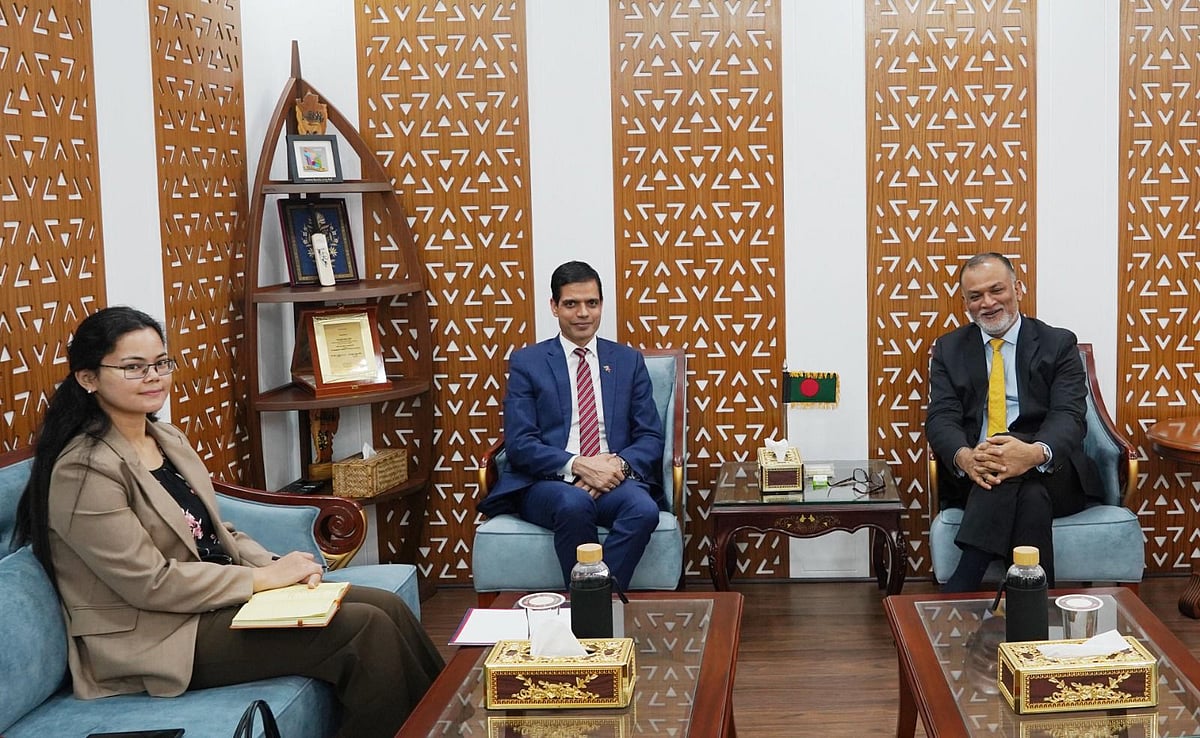 বাণিজ্য উপদেষ্টা শেখ বশিরউদ্দীনের সঙ্গে এক বৈঠকে ঢাকায় নিযুক্ত নেপালের রাষ্ট্রদূত ঘনশ্যাম ভান্ডারি। আজ বৃহস্পতিবার ঢাকায় সচিবালয়ে