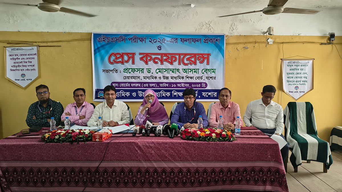 যশোর মাধ্যমিক ও উচ্চমাধ্যমিক শিক্ষা বোর্ডের এইচএসসির ফলাফল প্রকাশের সংবাদ সম্মেলনের বক্তব্য দেন চেয়ারম্যান মোছাম্মৎ আসমা বেগম