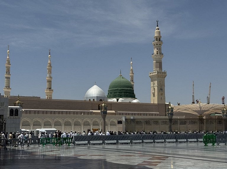 মসজিদে নববীর সবুজ গম্বুজ, যার তলে শুয়ে আছেন মহানবী মুহাম্মদ (সা.)