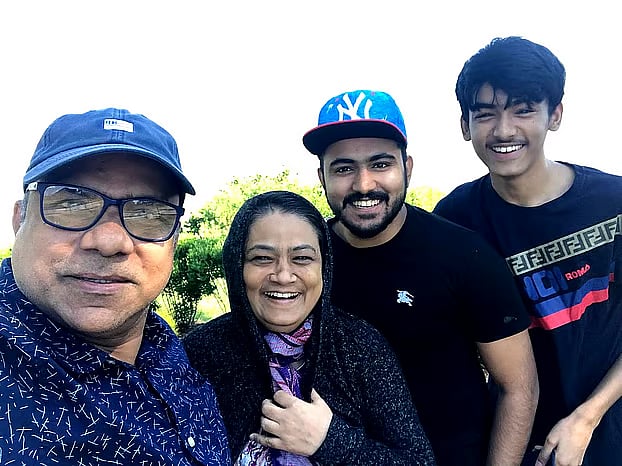 স্ত্রী মিতা, দুই ছেলে হাসান মোহাম্মদ ওয়ালিদ ও ওয়াইজ করণীর সঙ্গে মিশা সওদাগর