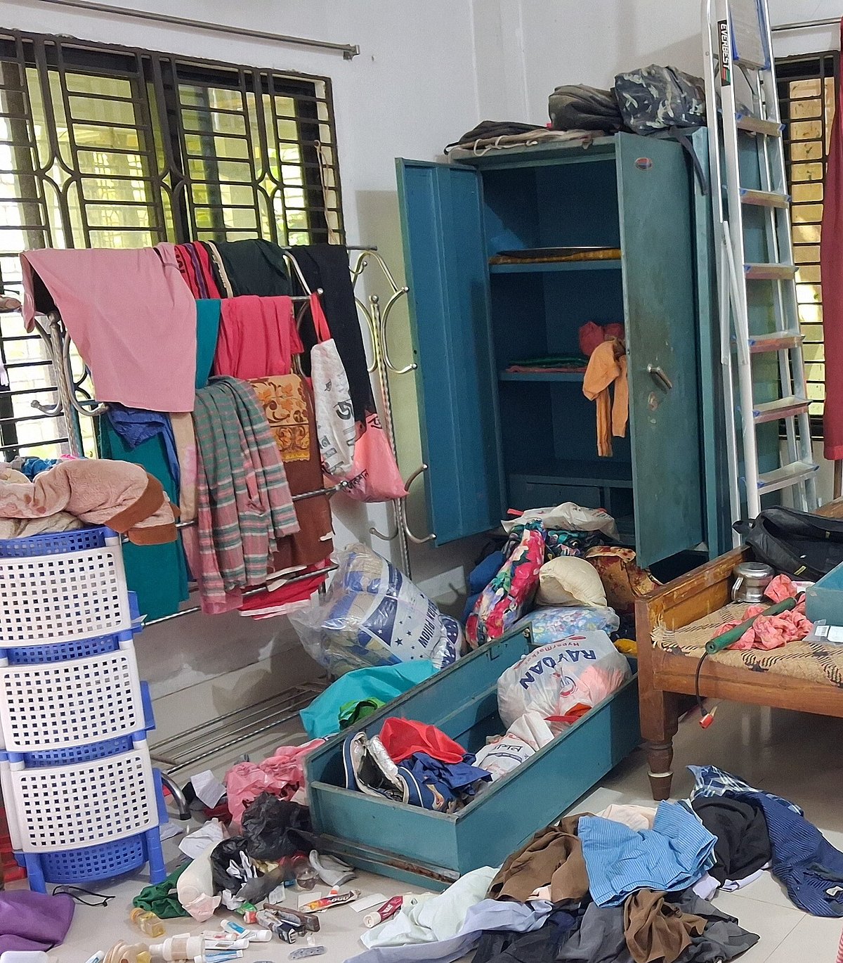 ডাকাতির পর একটি বাড়ির দৃশ্য। চট্টগ্রামের মিরসরাইয়ে