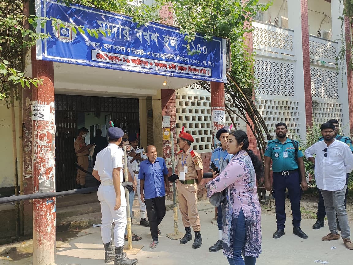 স্যার জগদীশ চন্দ্র বসু একাডেমিক ভবনের দক্ষিণ-পূর্ব গেটে ভোটারদের সারিবদ্ধ লাইন দেখা যায়নি। আজ সকাল ১০টার দিকে