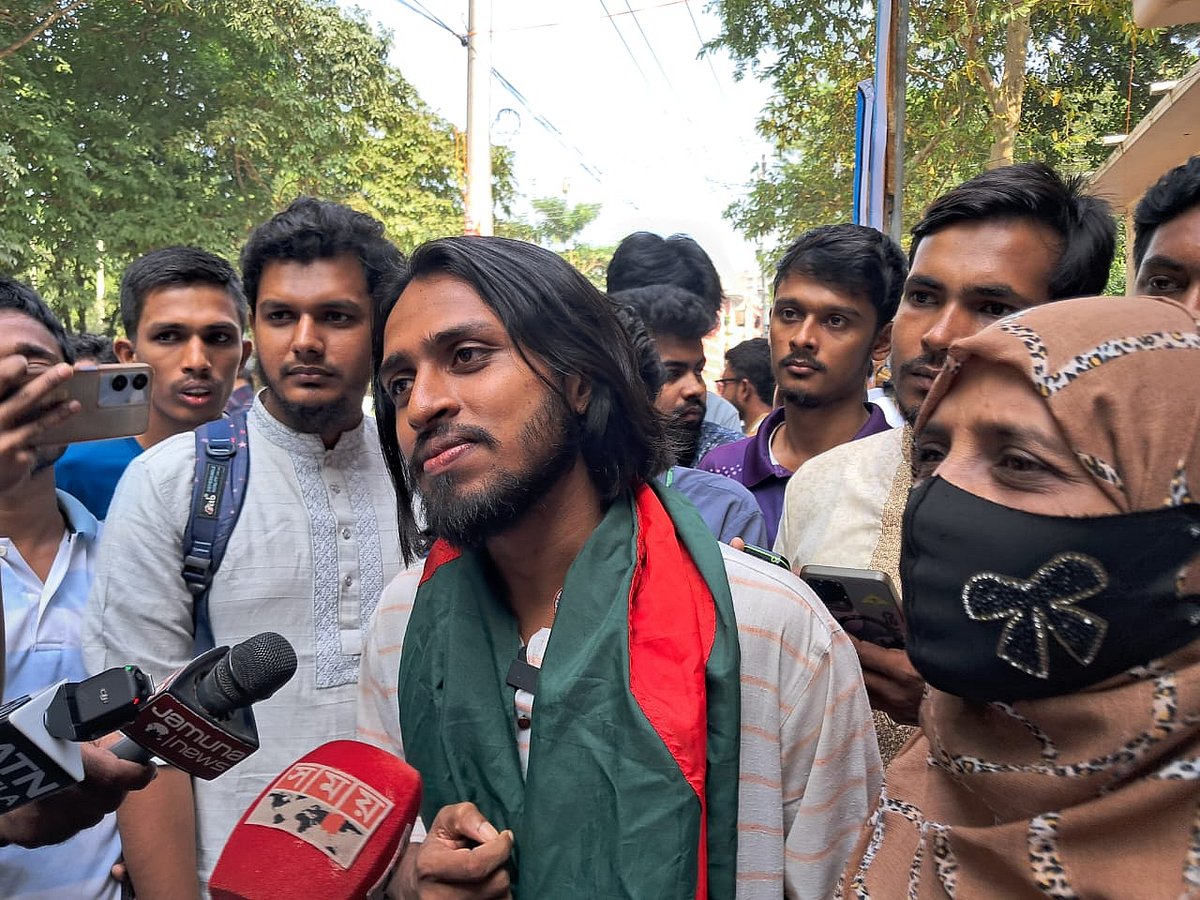 ফলাফল ঘোষণার প্রতিক্রিয়ায় সাংবাদিকদের সঙ্গে কথা বলছিলেন রাকসুর নবনির্বাচিত জিএস সালাউদ্দিন আম্মার। আজ শুক্রবার সকালে রাজশাহী বিশ্ববিদ্যালয়ের কাজী নজরুল ইসলাম মিলনায়তনের বাইরে