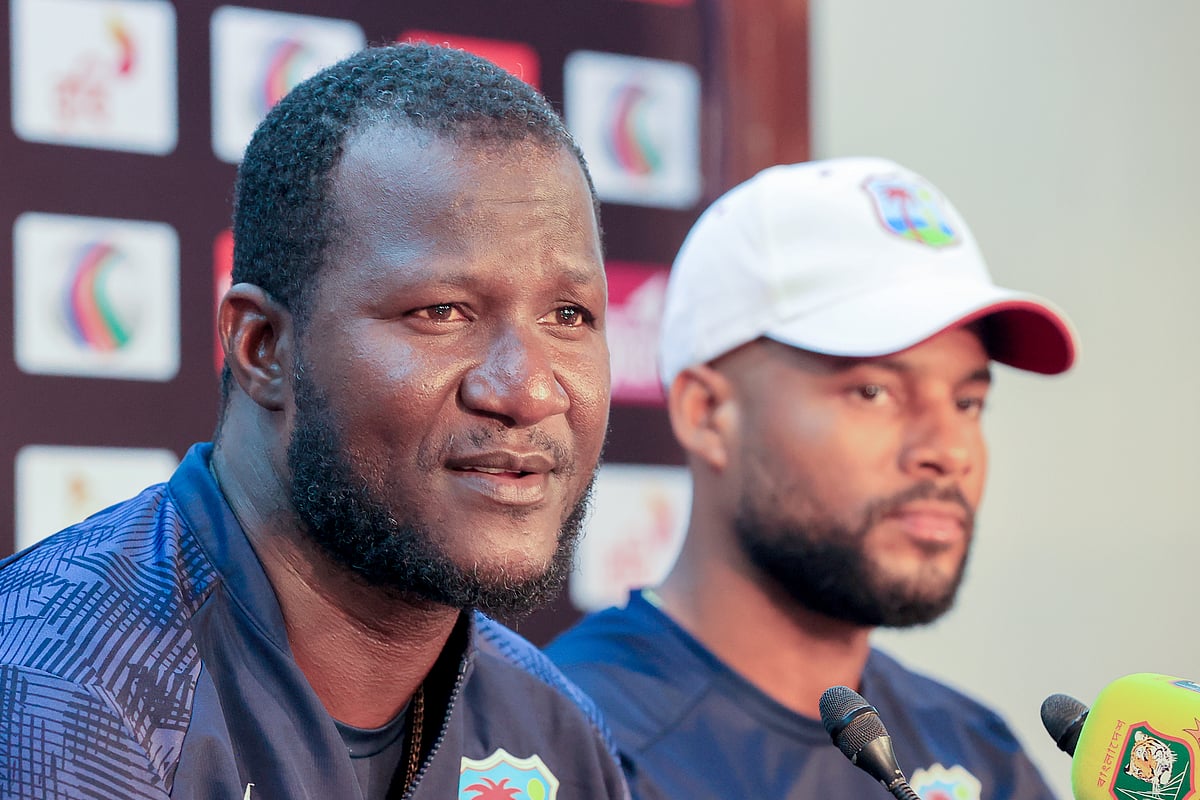 সংবাদ সম্মেলনে ওয়েস্ট ইন্ডিজ দলের কোচ ড্যারেন স্যামি, পাশে অধিনায়ক শাই হোপ