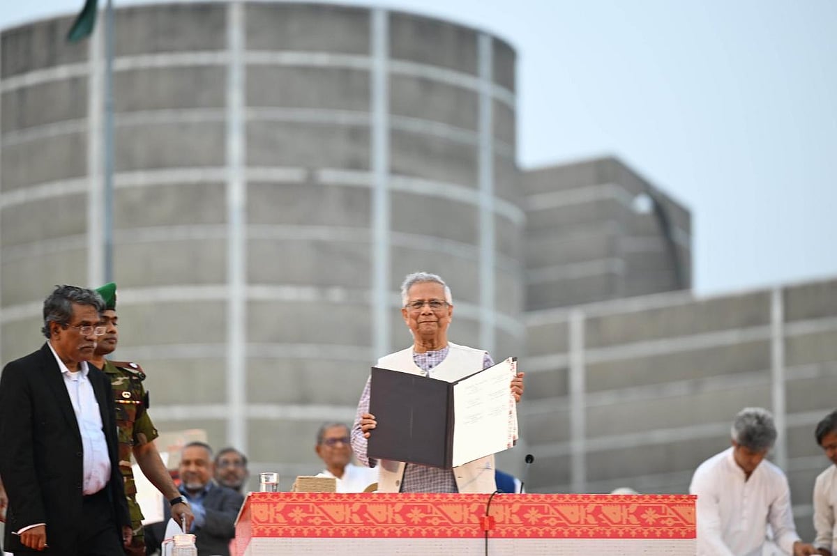 প্রধান উপদেষ্টা অধ্যাপক মুহাম্মদ ইউনূস জুলাই জাতীয় সনদে স্বাক্ষর করার পর সেটি তুলে ধরেন। আজ শুক্রবার বিকেলে জাতীয় সংসদের দক্ষিণ প্লাজায়