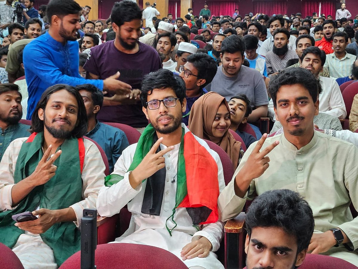 চূড়ান্ত ফল ঘোষণার সময় মোস্তাকুর রহমান (মাঝে), সালাউদ্দিন আম্মার (বাঁয়ে) ও এস এম সালমান সাব্বির (ডানে) বিজয় চিহ্ন দেখান। আজ শুক্রবার সকালে কাজী নজরুল ইসলাম মিলনায়তনে