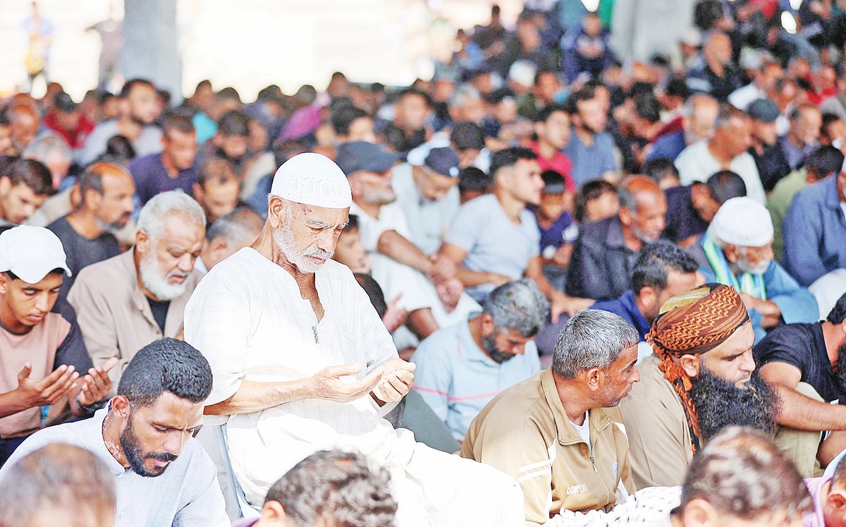 ইসরায়েলি হামলায় ধ্বংসস্তূপে পরিণত হয়েছে আলবানি মসজিদ। সেই জায়গায় পবিত্র জুমার নামাজ আদায় করছেন ফিলিস্তিনিরা। গতকাল গাজার দক্ষিণাঞ্চলের খান ইউনিসে