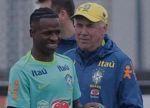 ব্রাজিল দলের অনুশীলনে কোচ কার্লো আনচেলত্তি ও ফরোয়ার্ড ভিনিসিয়ুস জুনিয়র