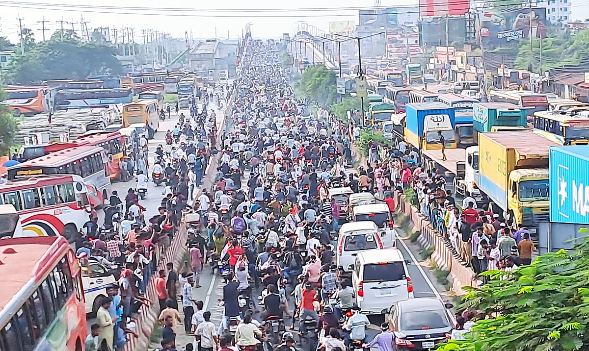 কুমিল্লা বিভাগের দাবিতে ঢাকা-চট্টগ্রাম মহাসড়কের কুমিল্লার পদুয়ার বাজার এলাকায় মোটরসাইকেল শোভাযাত্রা। শুক্রবার বিকেলে