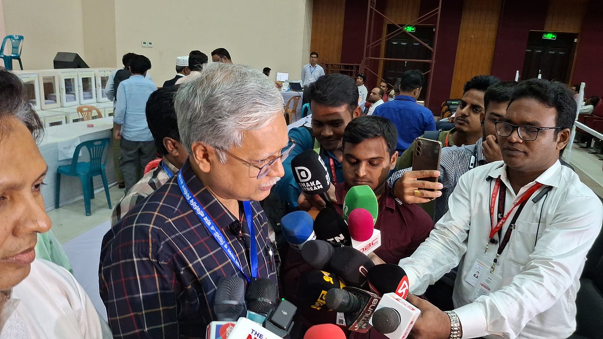 নির্বাচনের চূড়ান্ত ফলাফল ঘোষণার আগে কাজী নজরুল ইসলাম মিলনায়তনে সাংবাদিকদের সঙ্গে কথা বলেন রাজশাহী বিশ্ববিদ্যালয়ের উপাচার্য সালেহ্ হাসান নকীব। আজ শুক্রবার সকাল আটটার দিকে