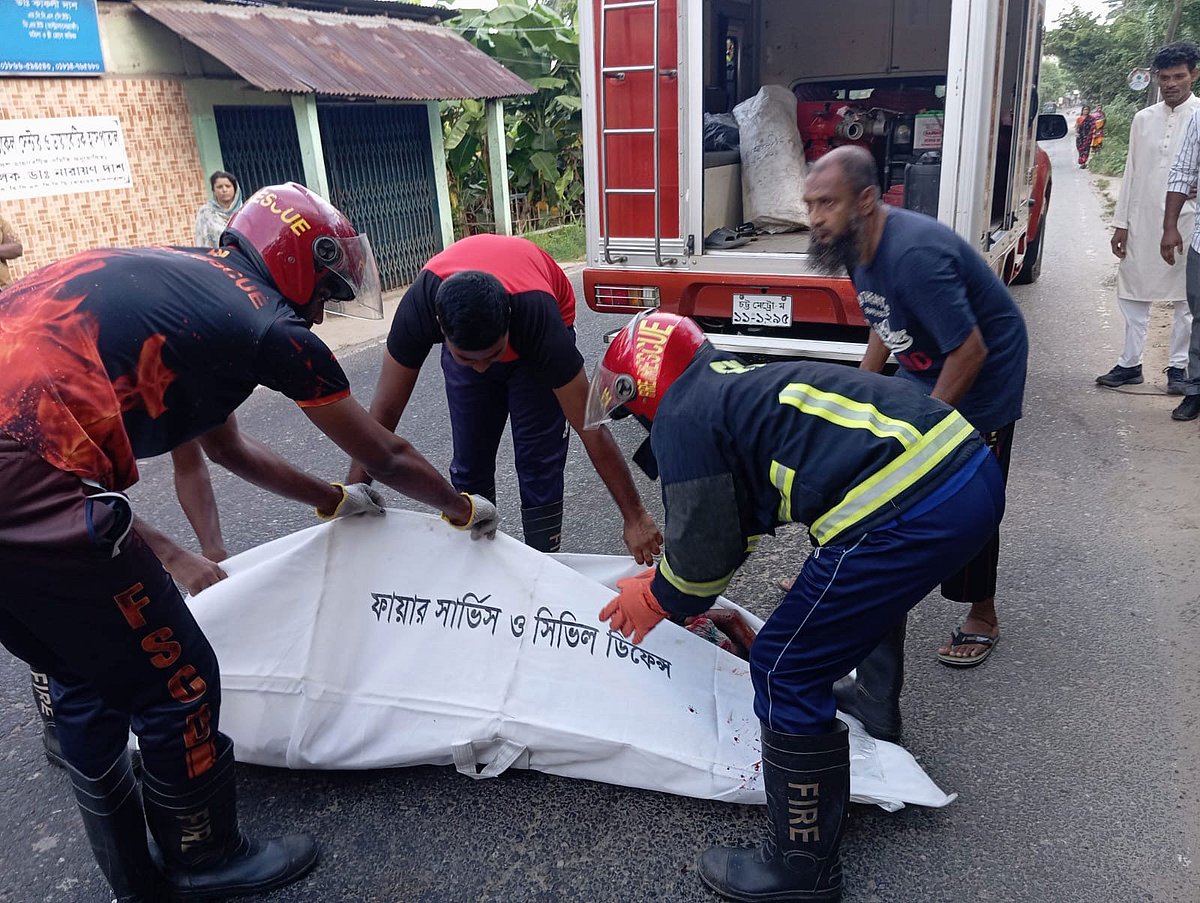 সড়ক থেকে লাশ উদ্ধার করে ফায়ার সার্ভিস