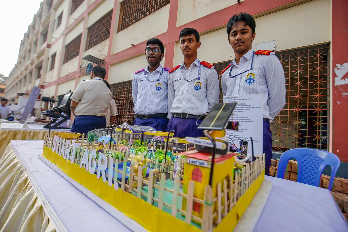 বিজ্ঞান উৎসবের প্রদর্শনীতে নিজেদের তৈরি প্রজেক্ট এনেছে শিক্ষার্থীরা। আজ সকালে খুলনার সেন্ট জোসেফস উচ্চবিদ্যালয় প্রাঙ্গণে