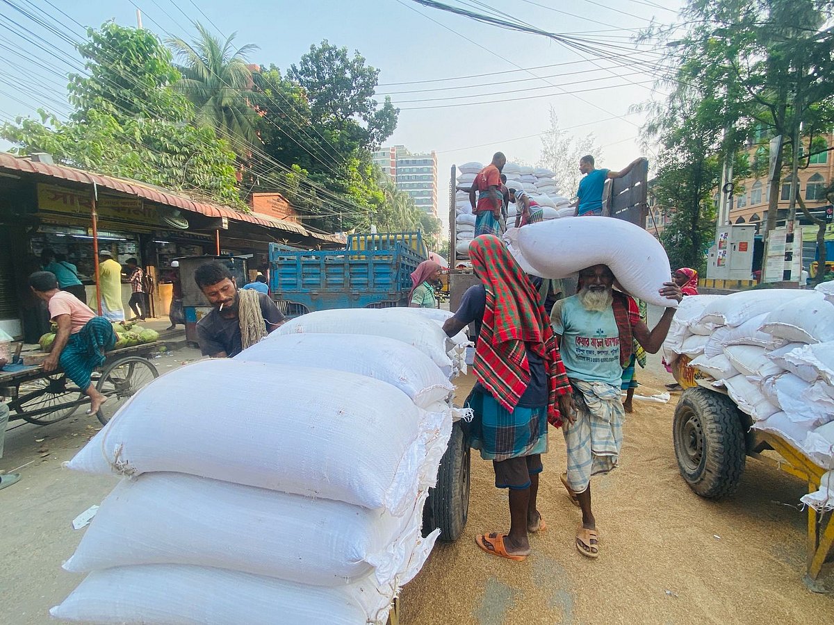নিতাইগঞ্জ থেকে একসময় দেশের বিভিন্ন প্রান্তে খাদ্যপণ্য সরবরাহ করা হতো। সময়ের ব্যবধানে এই পাইকারি বাজারের রমরমা অবস্থা আর নেই। শ্রমিকদের পণ্য ওঠানো–নামানোর ব্যস্ততা কম হলেও এখনো আছে। বৃহস্পতিবার নারায়ণগঞ্জের নিতাইগঞ্জে।