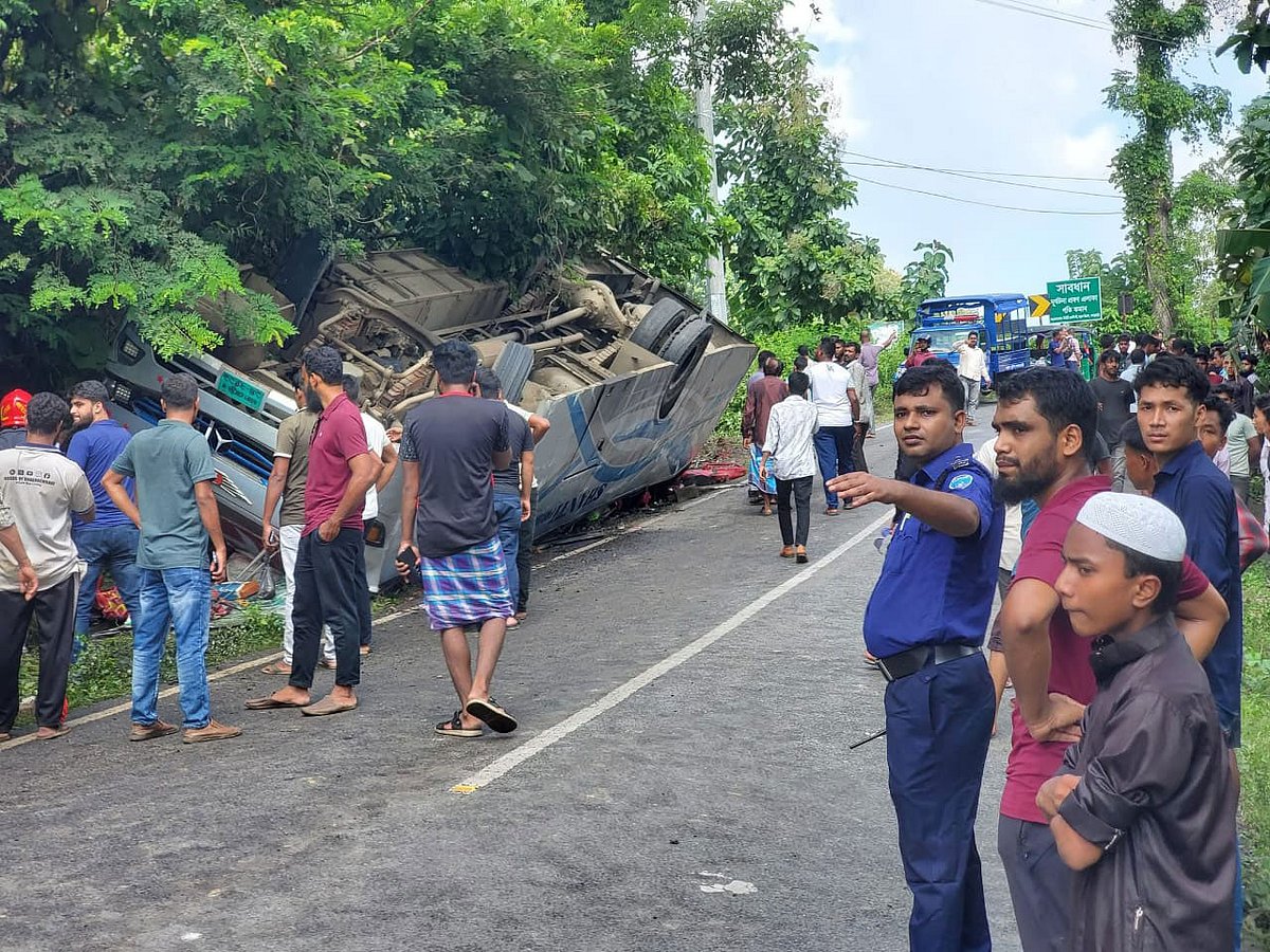 খাগড়াছড়িতে পাহাড়ি রাস্তায় নিয়ন্ত্রণ হারিয়ে যাত্রীবাহী বাস উল্টে দুজন নিহত হয়েছেন। আজ বেলা সোয়া ১১টার দিকে মাটিরাঙ্গার সাপমারা এলাকায়
