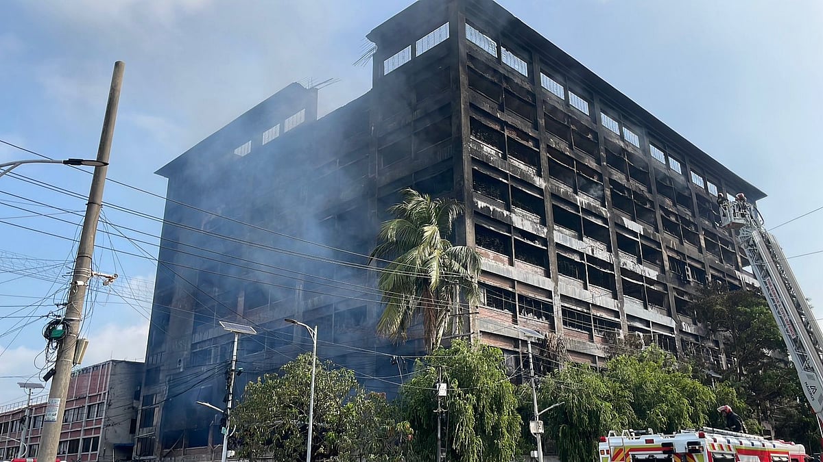 আজ সকাল ৭টা ২৫ মিনিটের দিকে নিয়ন্ত্রণে আসে কারখানায় লাগা আগুন। তবে এর এক ঘণ্টা পরও সেখান থেকে ধোঁয়া বের হতে দেখা যায়। আজ সকালে সিইপিজেড এলাকায়