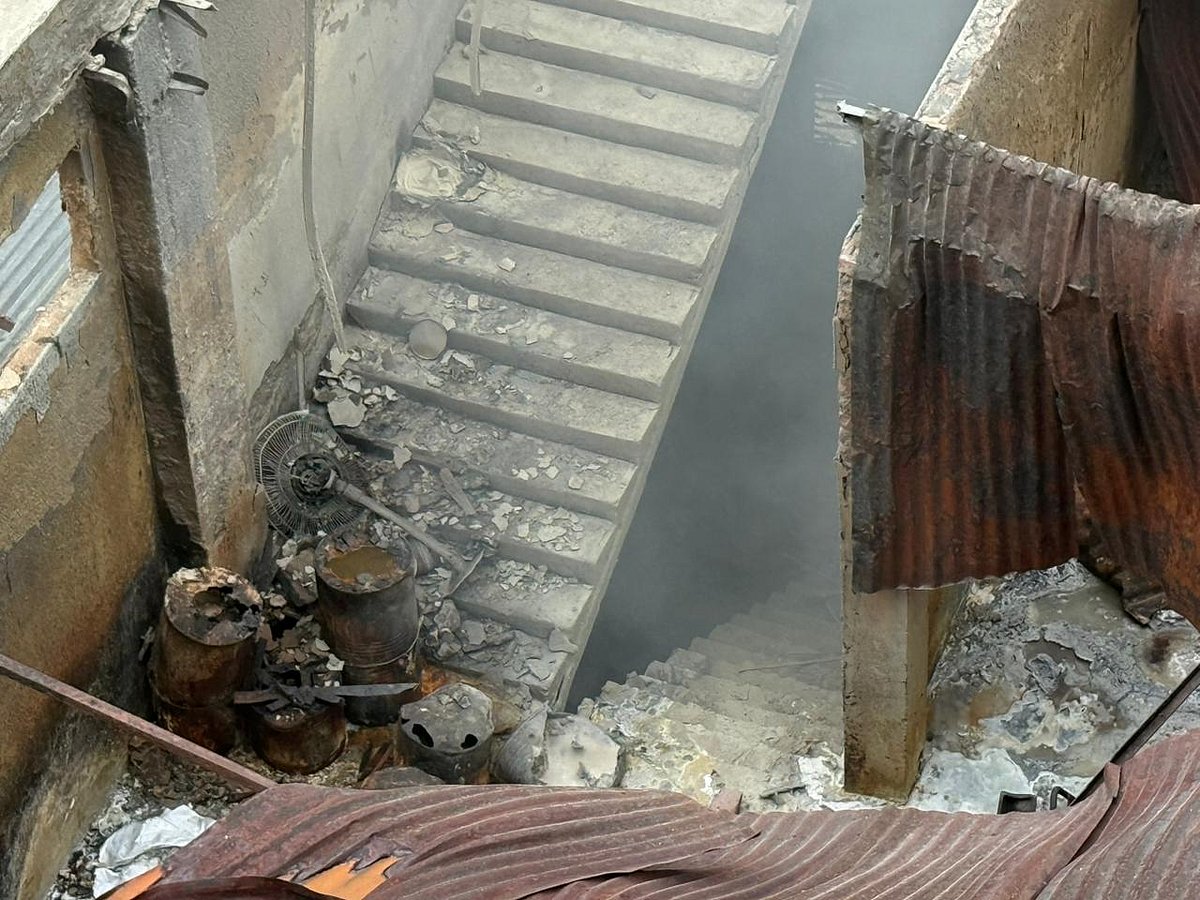 মিরপুরের শিয়ালবাড়ির রাসায়নিকের গুদাম থেকে দুর্ঘটনার প্রায় ৭২ ঘণ্টা পরও বিষাক্ত ধোঁয়া বের হচ্ছে। আজ সকালে তোলা