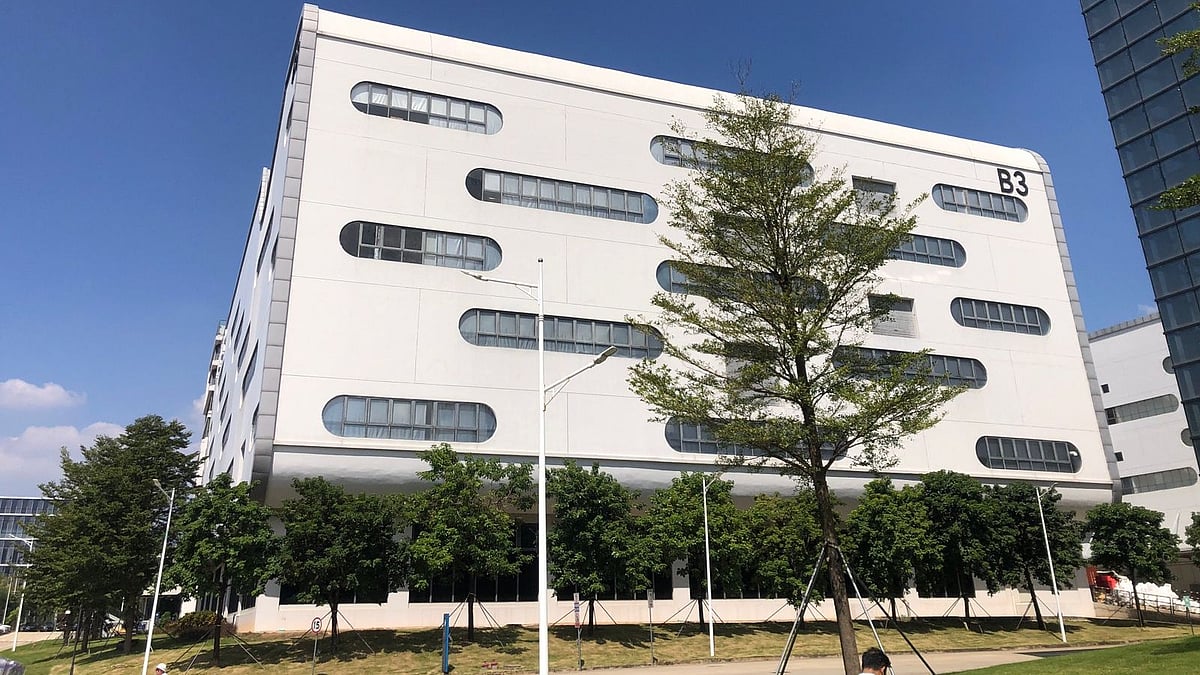 অনারের কারখানা যেন বিশাল এক স্মার্টফোন