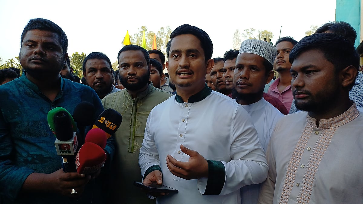 পঞ্চগড় সদর উপজেলার টুনিরহাট এলাকায় শহীদ জিয়াউর রহমান ডিগ্রি কলেজ মাঠে ‘টুনির হাট ফুটবল গোল্ডকাপের’ চতুর্থ দিনের ফুটবল ম্যাচ উদ্বোধন শেষে সাংবাদিকদের সঙ্গে কথা বলেন এনসিপি নেতা সারজিস আলম। শুক্রবার বিকেলে