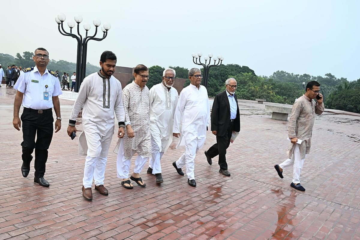 জুলাই জাতীয় সনদ ২০২৫ স্বাক্ষর অনুষ্ঠানে অন্যদের সঙ্গে বিএনপির মহাসচিব মির্জা ফখরুল ইসলাম আলমগীর। আজ শুক্রবার বিকেলে জাতীয় সংসদ ভবনের দক্ষিণ প্লাজায়