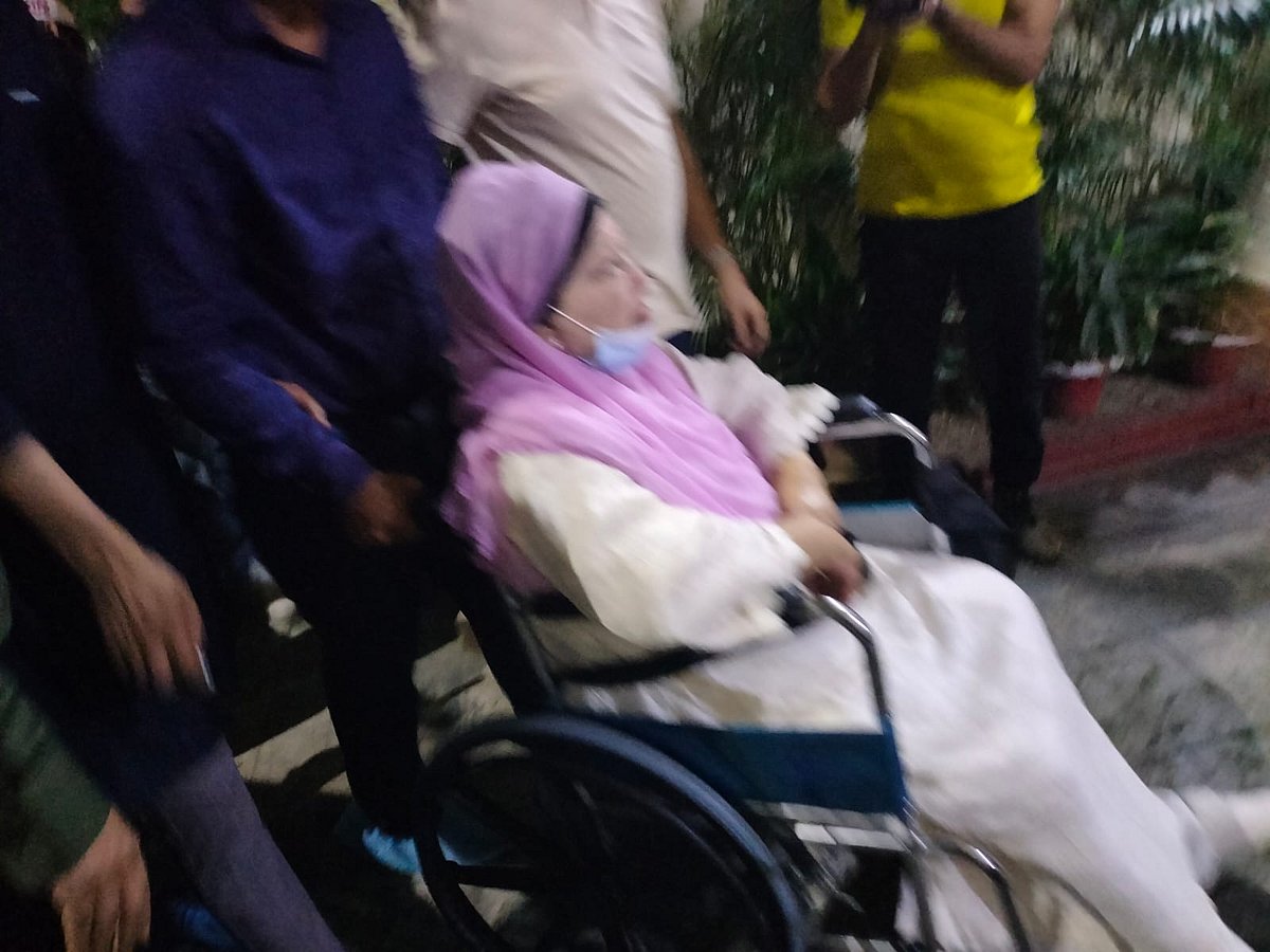 বিএনপির চেয়ারপারসন খালেদা জিয়া শুক্রবার রাত সাড়ে ১১টায় তাঁর গুলশানের বাসায় ফিরেছেন