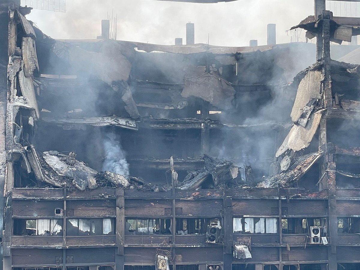 চট্টগ্রামের ইপিজেড এলাকায় আগুনে পুড়ে যাওয়া ভবন। আজ সকালে তোলা