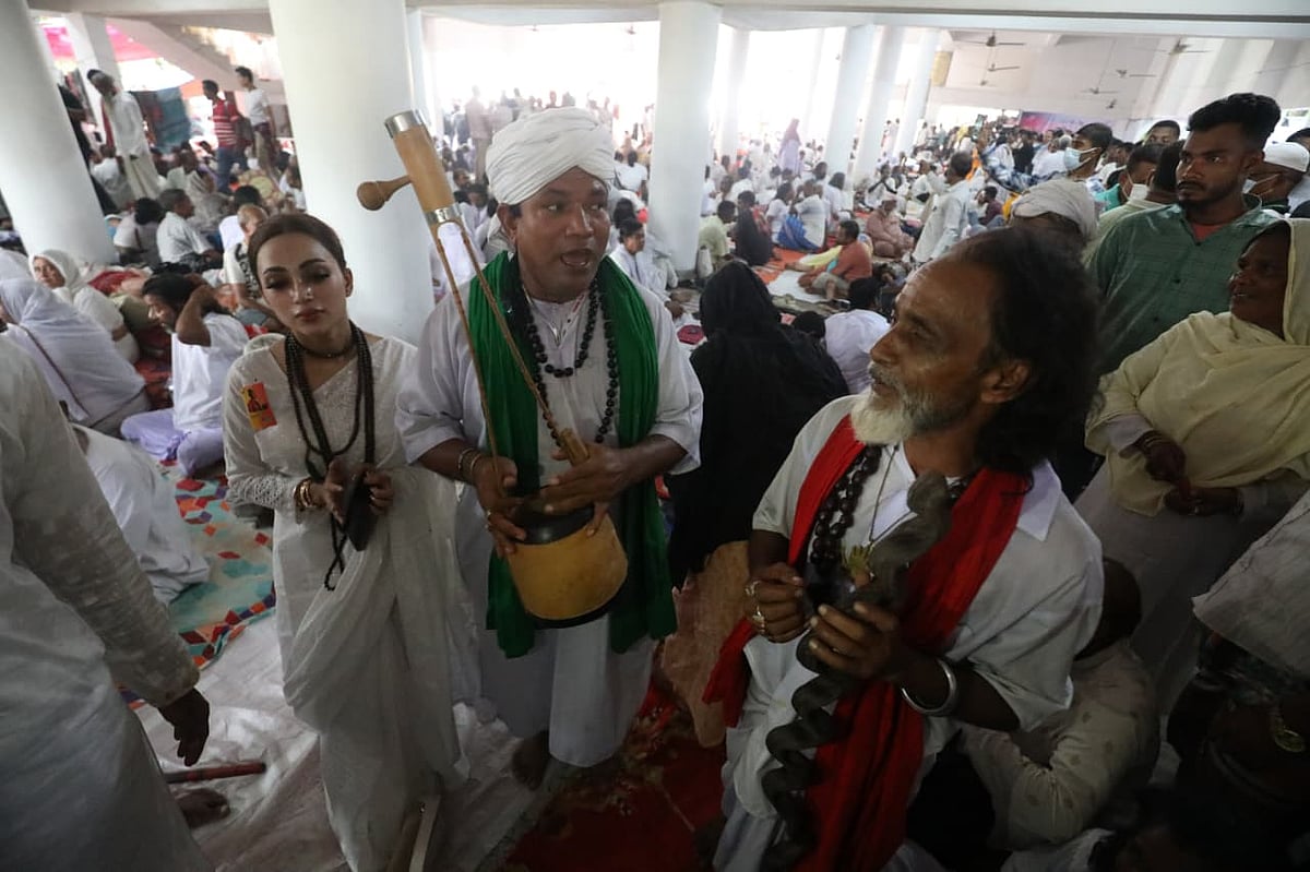 কুষ্টিয়ার কুমারখালীর ছেউড়িয়ায় লালন তিরোধান দিবস উপলক্ষে আয়োজিত অনুষ্ঠানে আগত ভক্ত–দর্শনার্থীরা। শুক্রবার বিকেলে