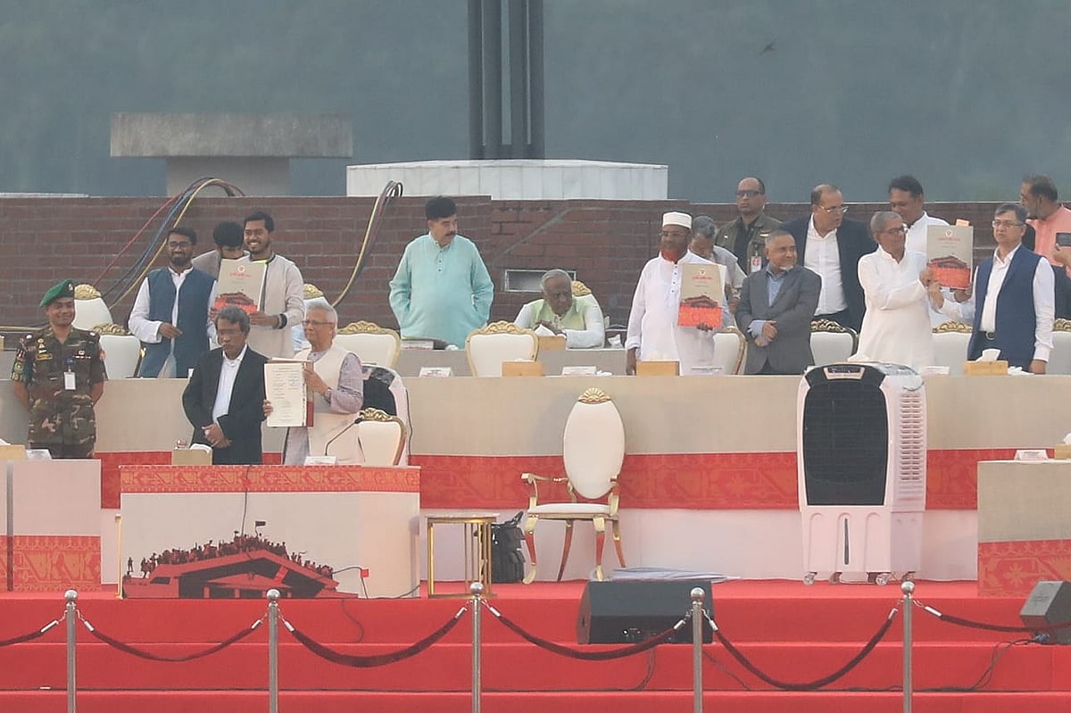 স্বাক্ষর করার পর জুলাই জাতীয় সনদ তুলে ধরেছেন প্রধান উপদেষ্টা অধ্যাপক মুহাম্মদ ইউনূস। আজ শুক্রবার বিকেলে জাতীয় সংসদের দক্ষিণ প্লাজায়