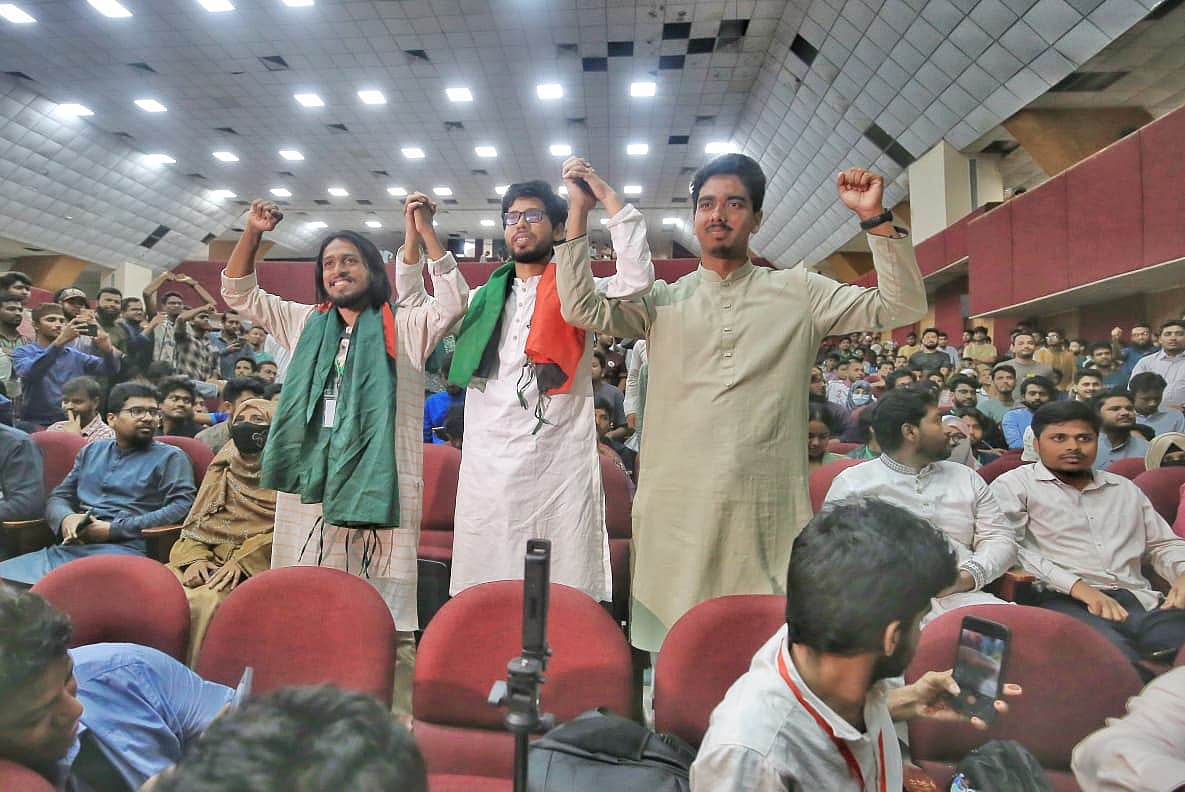 চূড়ান্ত ফল ঘোষণার সময় মোস্তাকুর রহমান (মাঝে), সালাউদ্দিন আম্মার (বাঁয়ে) ও এস এম সালমান সাব্বির (ডানে) বিজয় চিহ্ন দেখান। আজ শুক্রবার সকালে রাজশাহী বিশ্ববিদ্যালয়ের কাজী নজরুল ইসলাম মিলনায়তনে