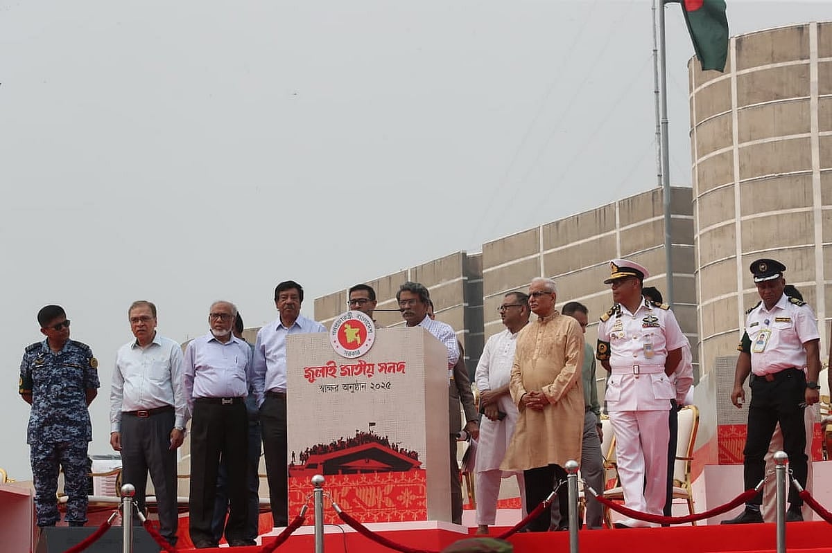 জাতীয় ঐকমত্য কমিশনের সহসভাপতি অধ্যাপক আলী রীয়াজ আজ শুক্রবার দুপুরের দিকে জাতীয় সংসদের দক্ষিণ প্লাজায় আন্দোলনরত জুলাই বীর যোদ্ধাদের উদ্দেশে কথা বলেন