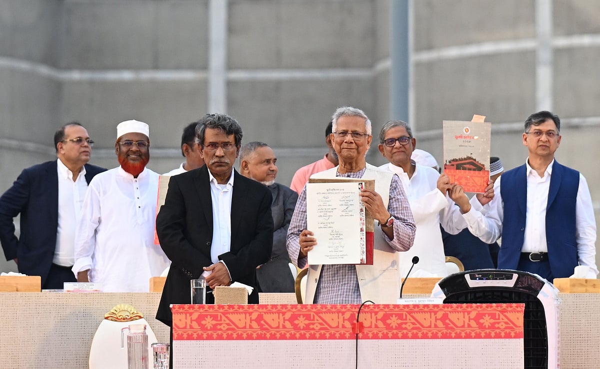 অন্তর্বর্তী সরকারের প্রধান উপদেষ্টা ও জাতীয় ঐকমত্য কমিশনের প্রধান অধ্যাপক মুহাম্মদ ইউনূসের উপস্থিতিতে জুলাই জাতীয় সনদে স্বাক্ষর করেন রাজনৈতিক দলগুলোর প্রতিনিধিরা। (বাঁ থেকে) মিয়া গোলাম পরওয়ার, আলী রীয়াজ, সৈয়দ আবদুল্লাহ মুহাম্মদ তাহের, মির্জা ফখরুল ইসলাম আলমগীর, সালাহউদ্দিন আহমদ। শুক্রবার বিকেলে জাতীয় সংসদের দক্ষিণ প্লাজায়