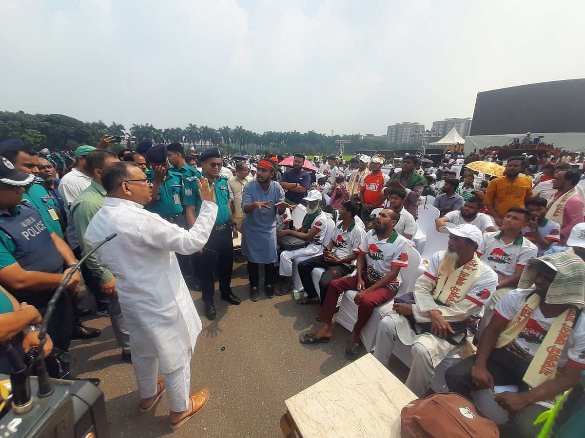 জাতীয় সংসদ ভবনের দক্ষিণ প্লাজায় জুলাই সনদ স্বাক্ষর অনুষ্ঠানের মঞ্চের সামনে অবস্থান নিয়েছেন ‘জুলাই শহীদ পরিবার ও আহত যোদ্ধা’ ব্যানারে শতাধিক মানুষ