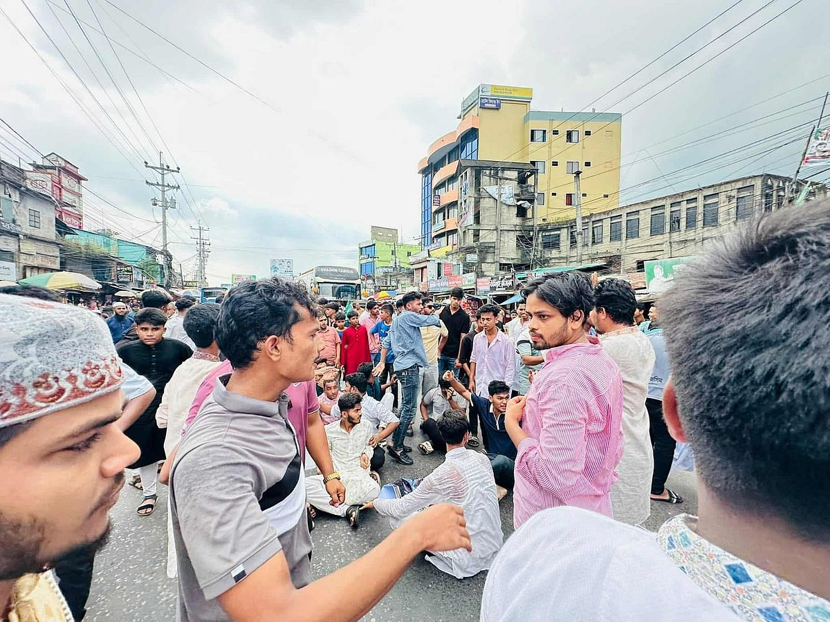চট্টগ্রাম–কক্সবাজার মহাসড়ক ছয় লেন করার দাবিতে লোহাগাড়ায় সড়ক অবরোধ হয়েছে। আজ জুমার নামাজ শেষে উপজেলার আমিরাবাদ স্টেশনে