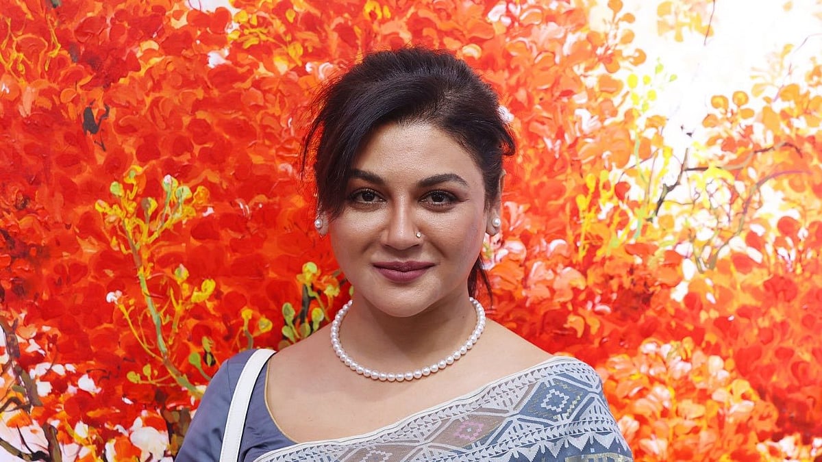 Saunada blondalar video Insoniy jinsiy robot