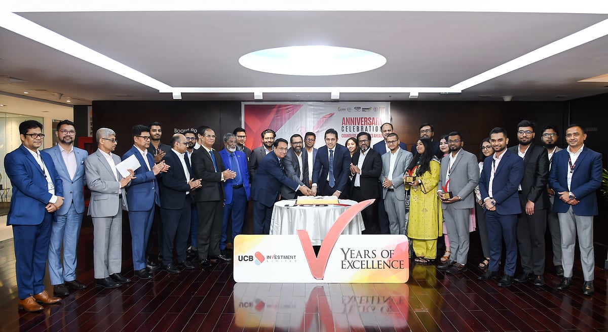 পঞ্চম প্রতিষ্ঠাবার্ষিকী উপলক্ষে আয়োজিত অনুষ্ঠানে ইউসিবির চেয়ারম্যান শরীফ জহীর, ব্যবস্থাপনা পরিচালক মোহাম্মদ মামদুদুর রশীদসহ প্রতিষ্ঠানটির ঊর্ধ্বতন কর্মকর্তারা।