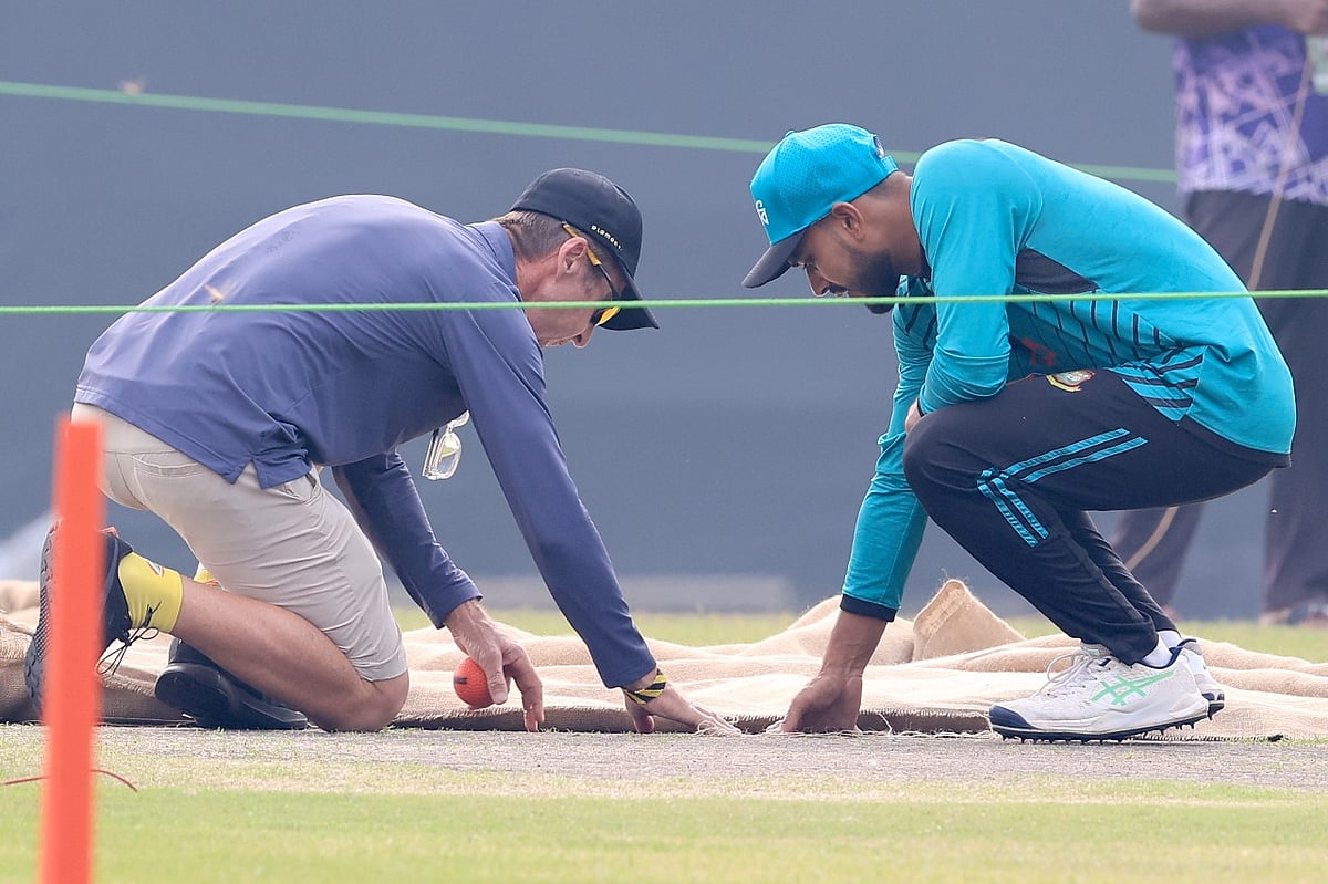 পিচ কিউরেটর টনি হেমিংয়ের সঙ্গে মিরপুরের উইকেট পরখ করছেন বাংলাদেশ ওয়ানডে দলের অধিনায়ক মেহেদী হাসান মিরাজ (ডানে)