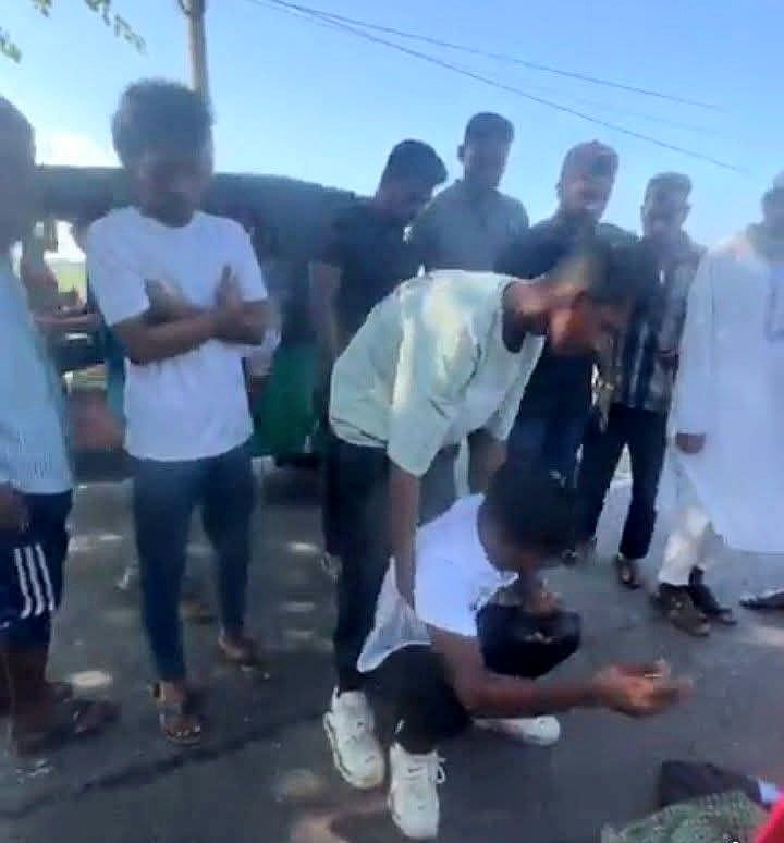 মৌলভীবাজার-বড়লেখা আঞ্চলিক মহাসড়কে মাইক্রোবাসের ধাক্কায় মোটরসাইকেল আরোহী সালাউদ্দিন নিহত হন। ভাইয়ের লাশ দেখে কান্নায় ভেঙে পড়েন ছোট ভাই ফাহাদ আহমদ। আজ দুপুরে মৌলভীবাজারের কুলাউড়া উপজেলার আছুরিঘাট এলাকায়