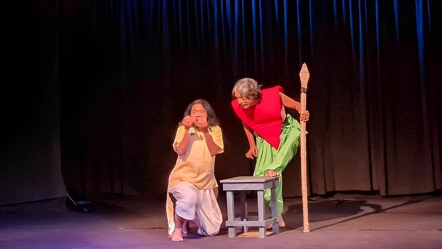 জাতীয় নাট্যশালার স্টুডিও থিয়েটারে গতকাল শুক্রবার পালাকারের ‘ডাকঘর’ নাটকের শততম মঞ্চায়ন হয়