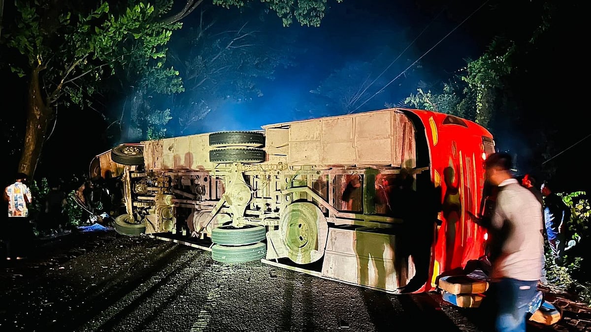 গাছের সঙ্গে ধাক্কা লাগার পর মহাসড়কে উল্টে যাওয়া বাস। গতকাল রাত পৌনে ১২টার দিকে