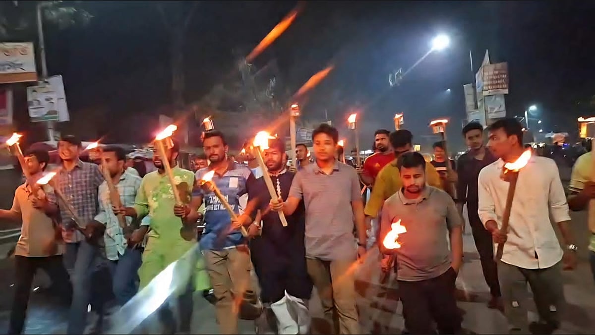 তিস্তা মহাপরিকল্পনা বাস্তবায়নের দাবিতে মশাল মিছিল। আজ শুক্রবার সন্ধ্যায় বেগম রোকেয়া বিশ্ববিদ্যালয়ের প্রধান ফটকের সামনে