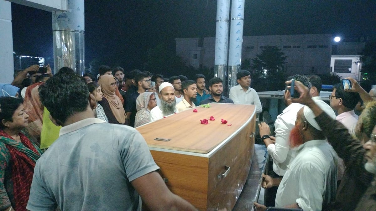 ক্যাপ্টেন সাহাবউদ্দিন আহমেদের মরদেহ বৃহস্পতিবার রাত সাড়ে ১০টার দিকে ফরিদপুর মেডিকেল কলেজের কর্তৃপক্ষের কাছে হস্তান্তর করেন স্বজনেরা