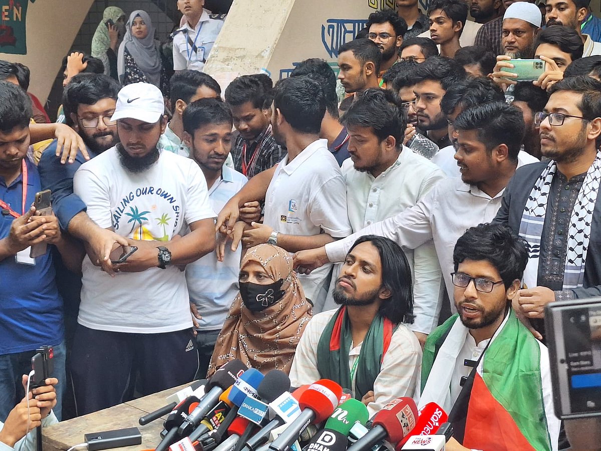 ফলাফল ঘোষণা শেষে আজ শুক্রবার সকাল পৌনে ১০টার দিকে রাজশাহী বিশ্ববিদ্যালয়ের কাজী নজরুল ইসলাম মিলনায়তনের সামনে সংবাদ সম্মেলনে কথা বলেন মোস্তাকুর রহমান (জাহিদ)