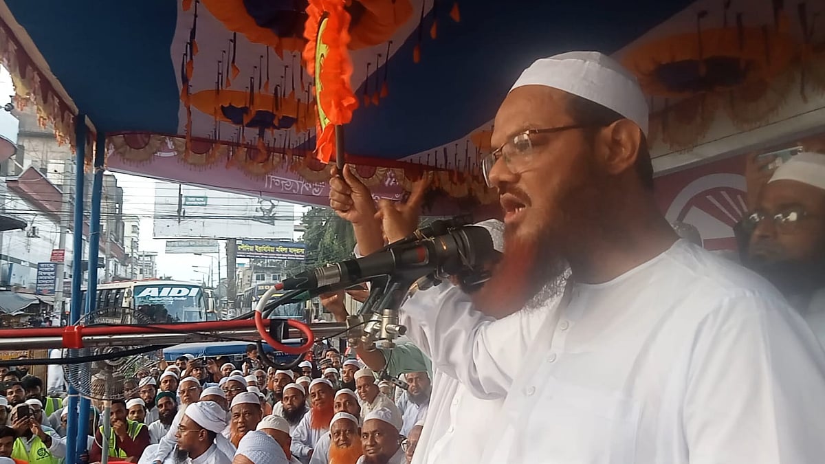 গণসমাবেশে মুফতি সৈয়দ মুহাম্মাদ ফয়জুল করীম। আজ শনিবার বিকেলে চাঁদপুর শহরের বাসস্ট্যান্ড এলাকায়