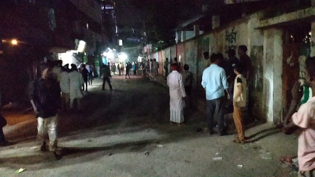 সরাইল থানা ভবনের সামনের সড়কে অন্ধকারে দুই গ্রামের বাসিন্দাদের সংঘর্ষ। গতকাল শুক্রবার রাত আটটার দিকে তোলা