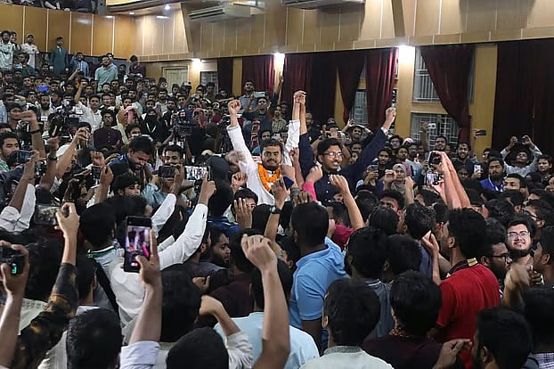 ফলাফল ঘোষণার পর চাকসুর নতুন ভিপি মো. ইব্রাহিম হোসেন (সাদা পাঞ্জাবি) ও জিএস সাঈদ বিন হাবিব। ব্যবসায় প্রশাসন অনুষদ ভবন, ১৬ অক্টোবর ২০২৫