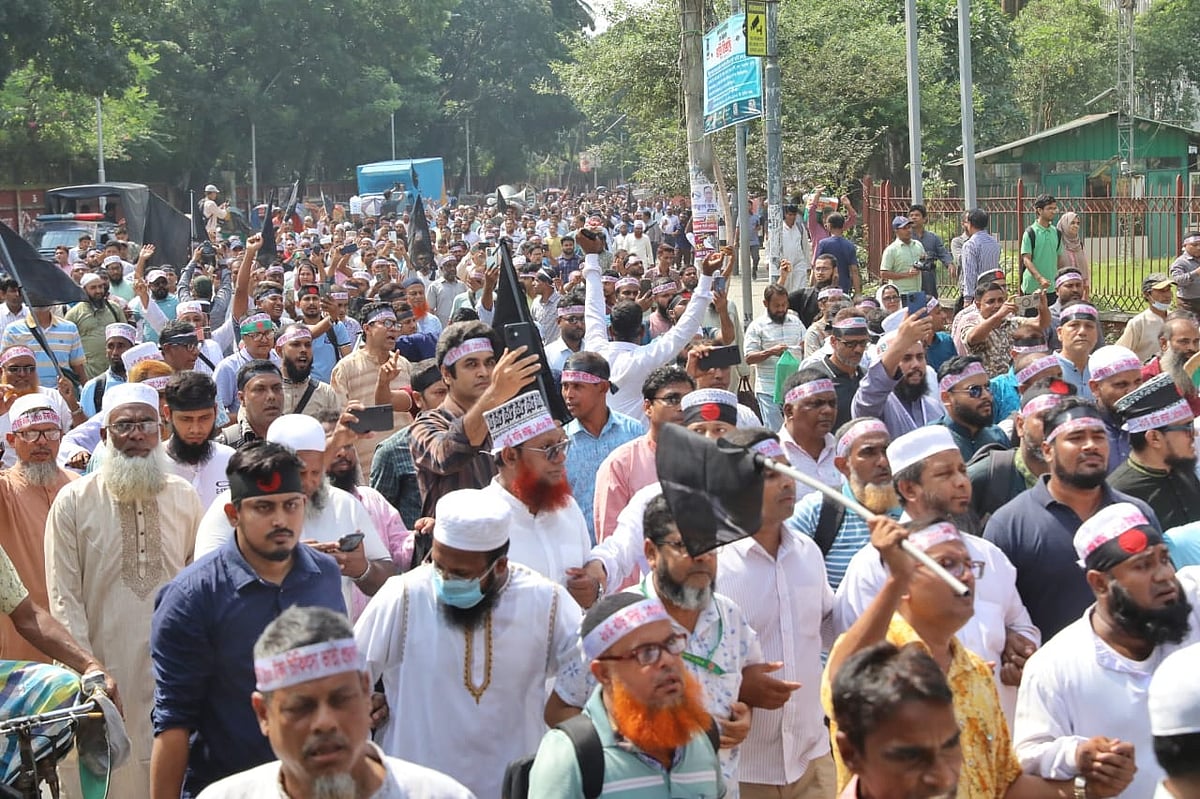এমপিওভুক্ত শিক্ষক–কর্মচারীদের কালো পতাকা মিছিলটি দোয়েল চত্বর হয়ে কদম ফোয়ারা চত্বরে আসে। আজ শনিবার দুপুরে