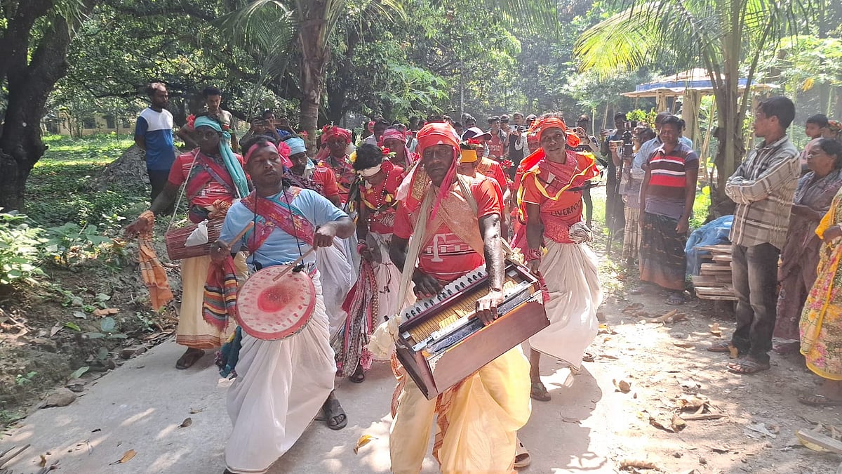 তেভাগা আন্দোলনের অবিসংবাদিত নেত্রী ইলা মিত্রের জন্মশতবার্ষিকী উপলক্ষে আয়োজিত অনুষ্ঠানে যোগ দিতে সাঁওতালেরা সাজগোজ করে চাঁপাইনবাবগঞ্জ সদরে আসেন