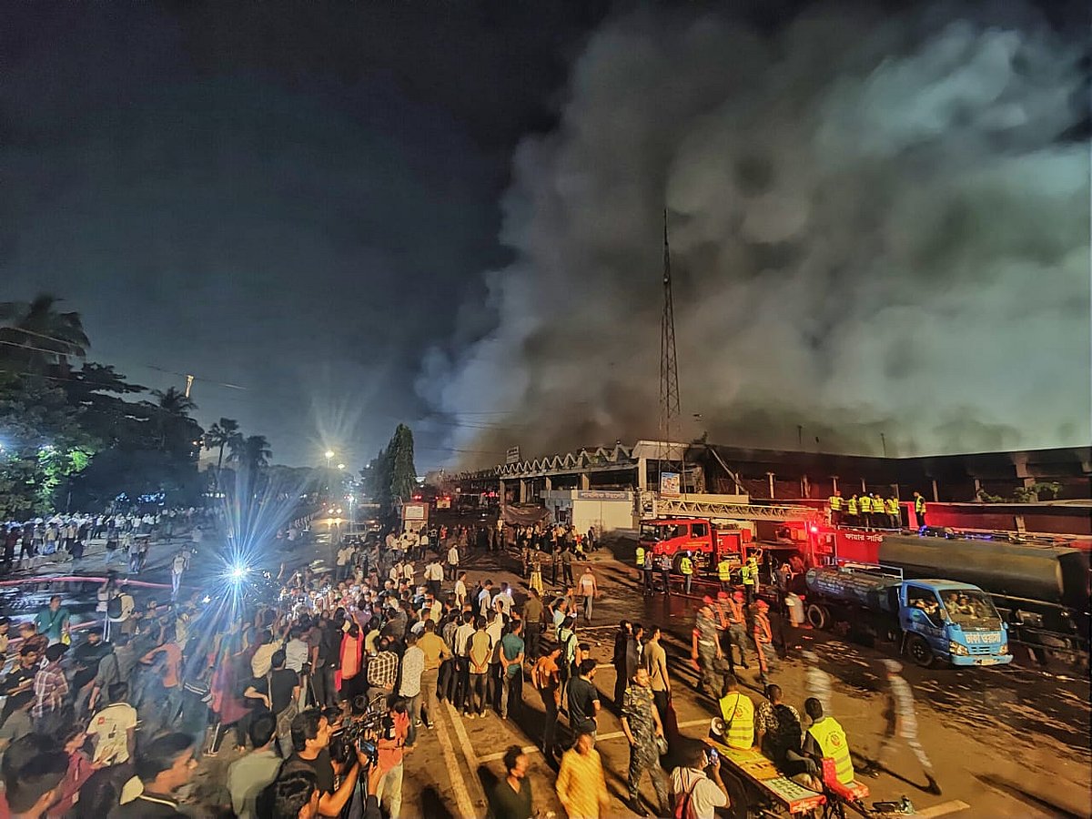 ফায়ার সার্ভিস, সেনাবাহিনী, বিমানবাহিনী এবং বিমানবন্দরে কর্মরত আনসার সদস্যরা সম্মিলিতভাবে আগুন নেভানোর কাজে অংশ নেন